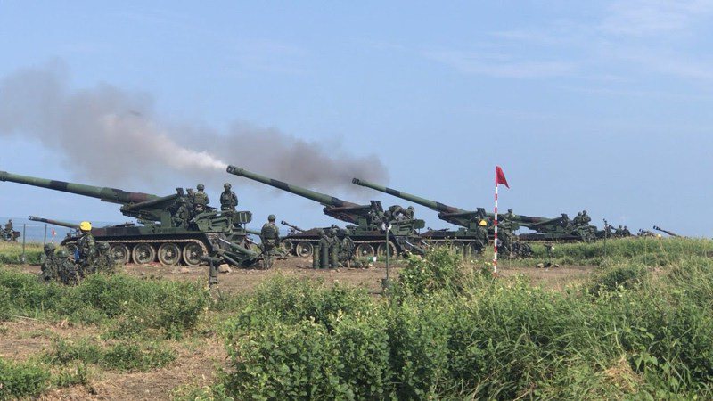 陸軍8軍團第43砲兵指揮部過去在今屏東縣滿豐訓場實施「天雷操演」重砲射擊。圖／本報資料照