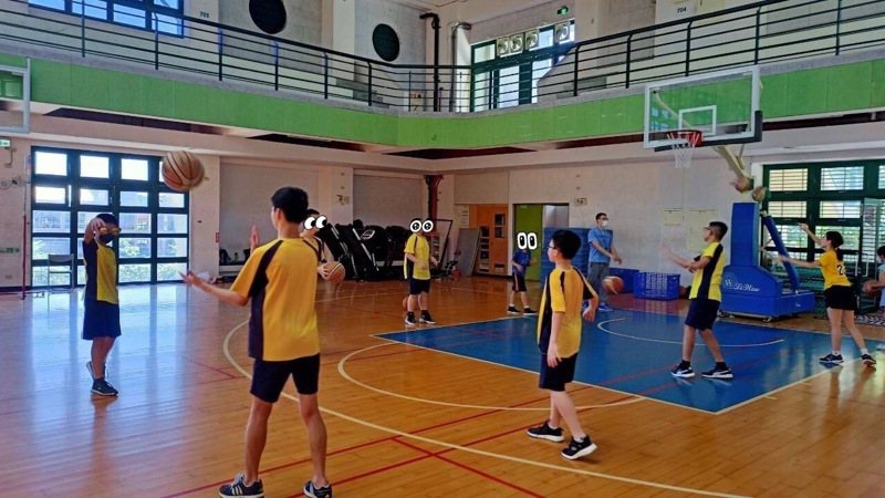 基隆市武崙國中開辦適應體育課後社團，一般學生和特教學生一起練習傳接球。圖／基隆市教育處提供