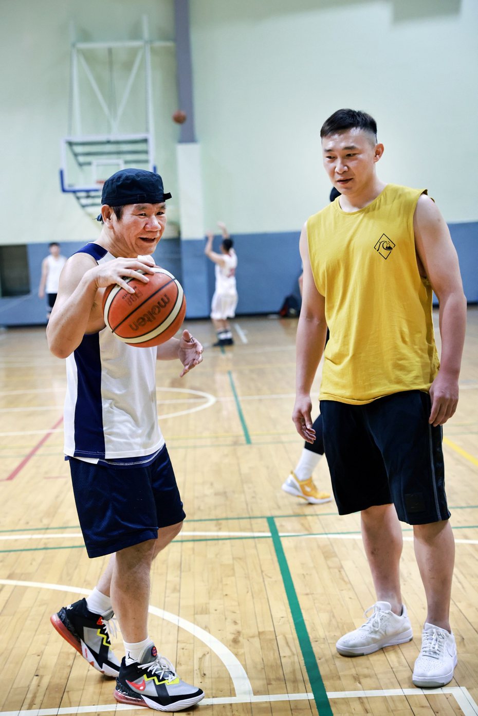 趙傳（左）與籃球國手張智峰相約打球提前過父親節。圖／開麗娛樂提供