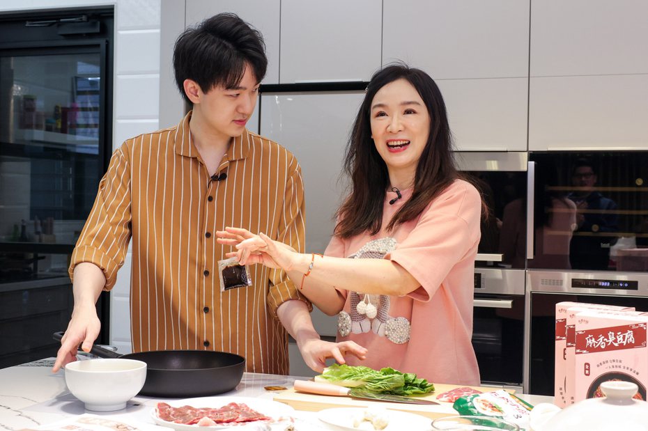 徐薇(右)幾乎不太作菜，都是兒子江大成當家中主廚。本報資料照片