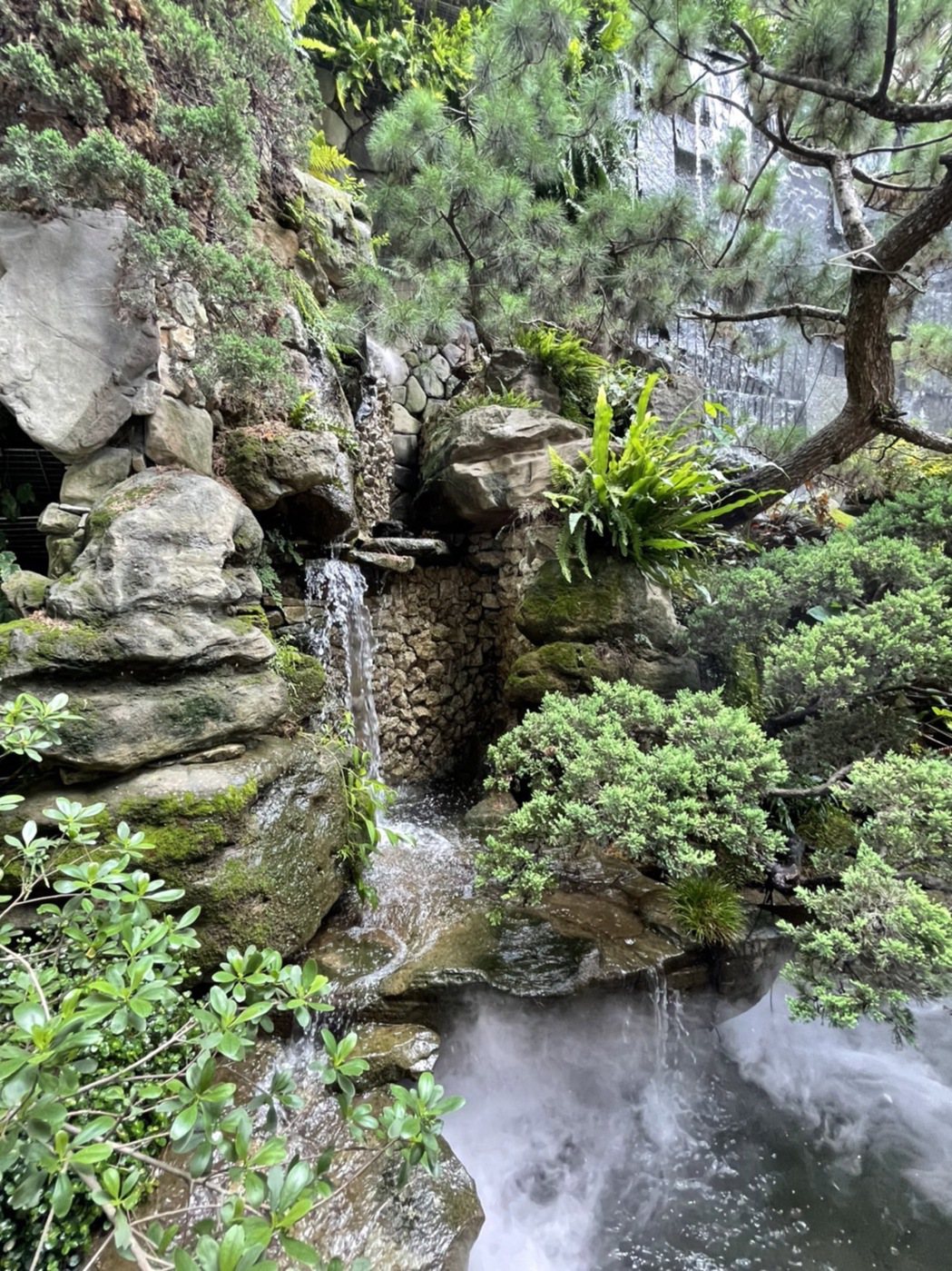 「陶朱隱園」耗時超過三年打造的生態庭園與9米自然大瀑布。圖／中華工程提供