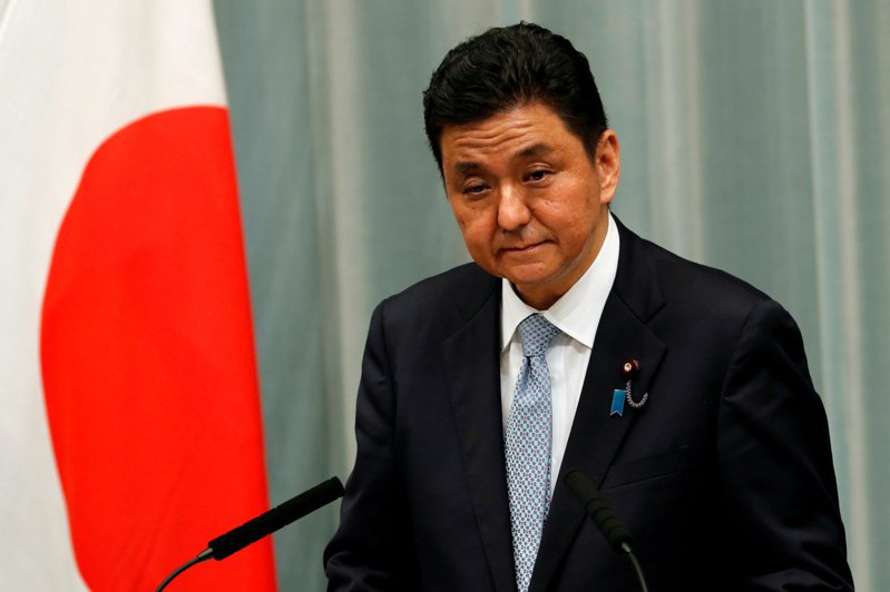 日本防衛大臣岸信夫證實解放軍飛彈打中日本經濟區。路透