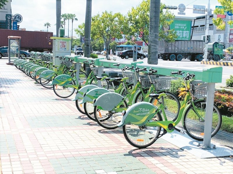 台南市議會前的T-Bike租賃站，議員指使用率不高，設站地點要重新評估考量。記者吳淑玲／攝影