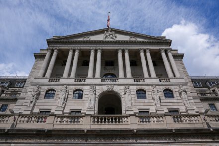 英國央行提高利率2碼，是27年來最大升幅。（路透）