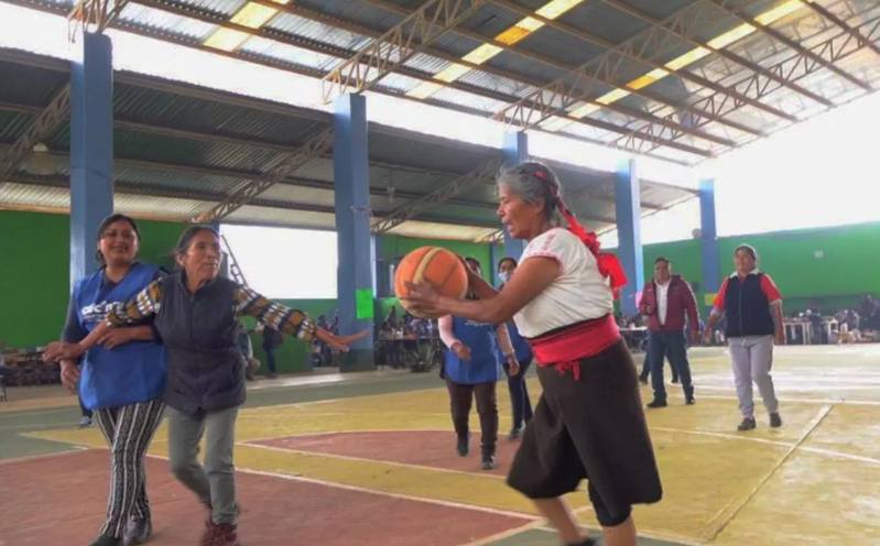 婆婆18岁就开始打球，之后去到墨西哥城当家佣，年过半百才回乡，仍一样爱打球。（网上图片）(photo:UDN)