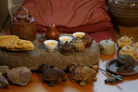 蔡奕哲醉心茶文化，曾走訪宜興尋找最好的茶壺。圖/兩岸書院提供