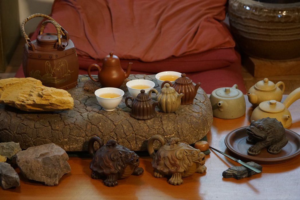 蔡奕哲醉心茶文化，曾走訪宜興尋找最好的茶壺。圖/兩岸書院提供