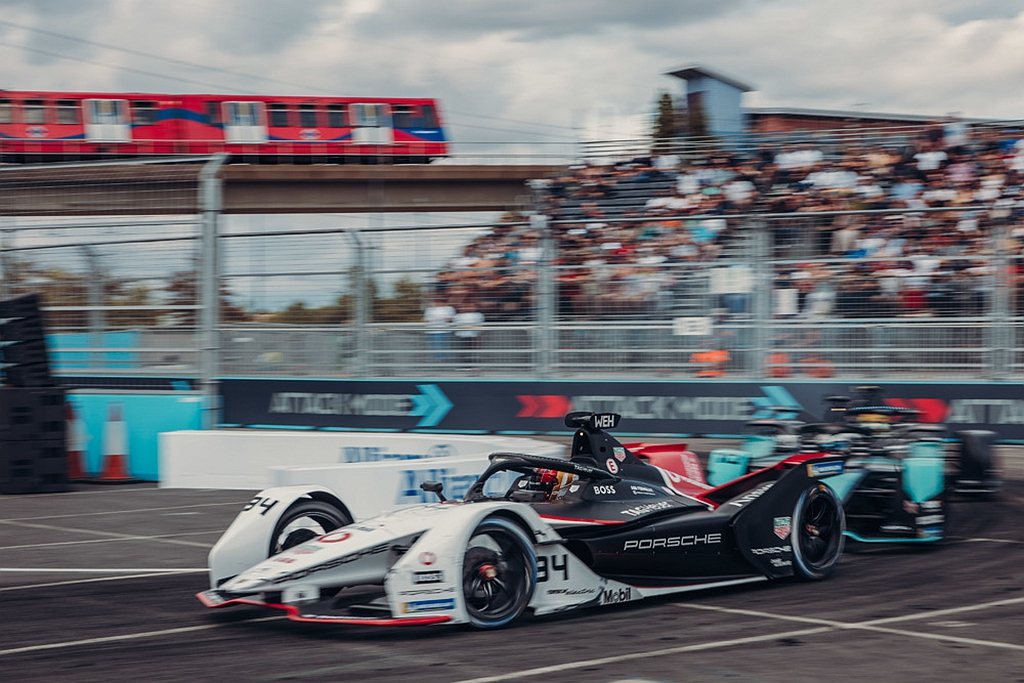 Pascal Wehrlein於位在歷史悠久的碼頭區ExCeL賽道，駕駛著94號保時捷99X Electric賽車再次為TAG Heuer Porsche Formula E車隊取得積分。 圖／Porsche提供