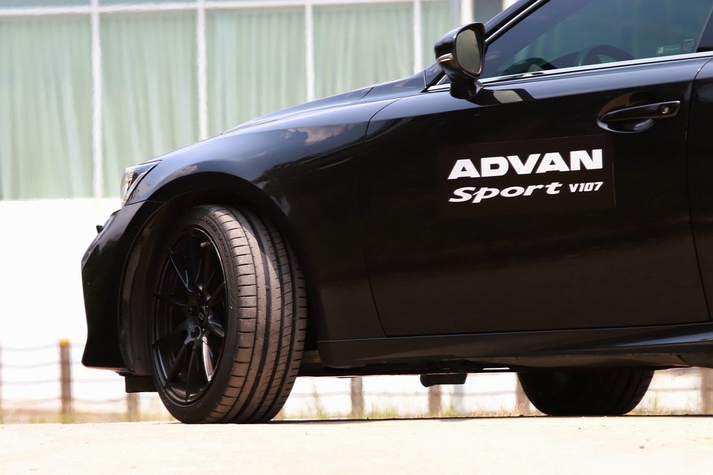 橫濱ADVAN Sport V107的路感鮮明來自於矩陣式胎體結構設計，透過高剛...
