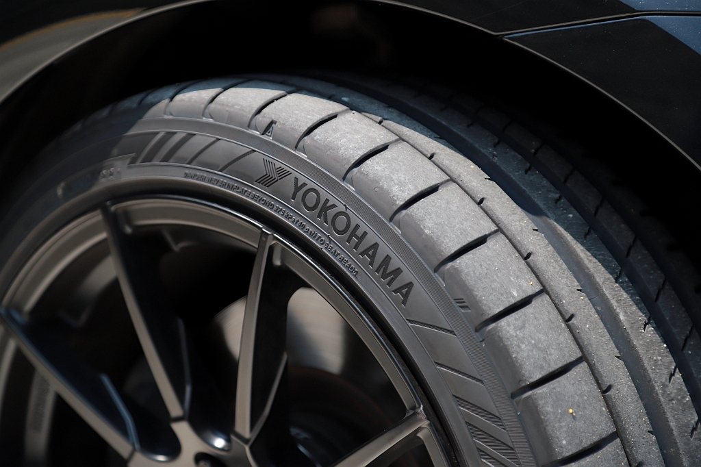 橫濱ADVAN Sport V107藉由弧形胎面膠塊來使胎面的接觸壓力比舊款AD...
