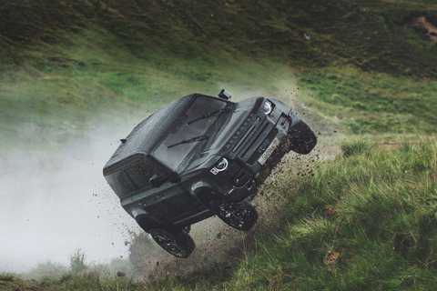 賣車做<u>公益</u>，Jaguar Land Rover 將拍賣 007 電影劇組用各式特技車