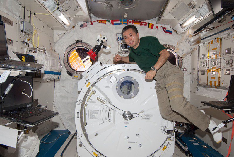 图为2013年日本太空人若田光一在太空，与会说话的机器人Kirobo聊天。 美联社(photo:UDN)