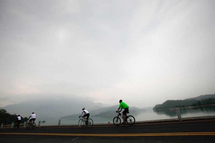 圖／台灣不少公路是國內外自行車手的夢想之地，圖為日月潭自行車道。遠見資料