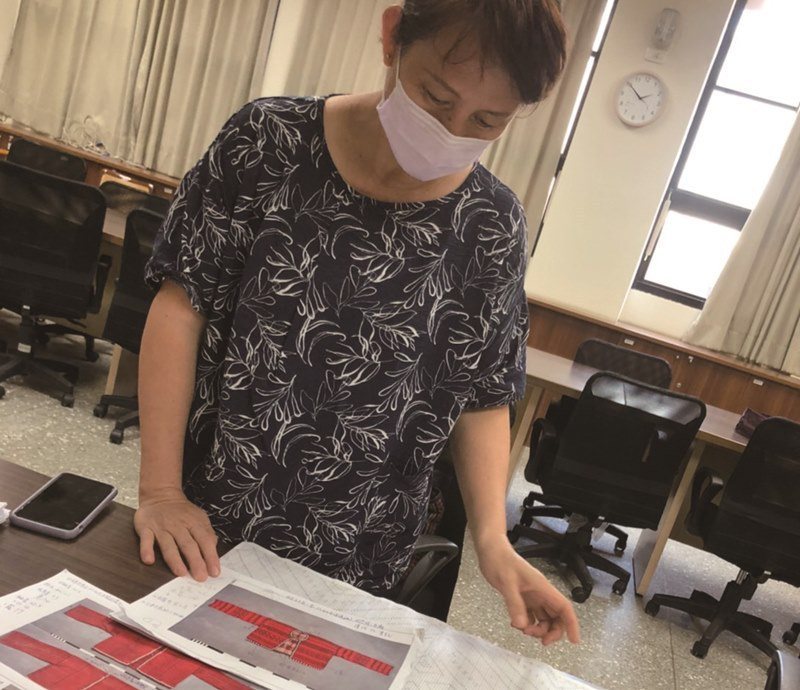 賽德克族傳統織布保存者高雪珠，曾試著想織出相同的織紋，她多方嘗試更畫圖比對，但織出來的形狀就是不一樣。（中央社趙麗妍）