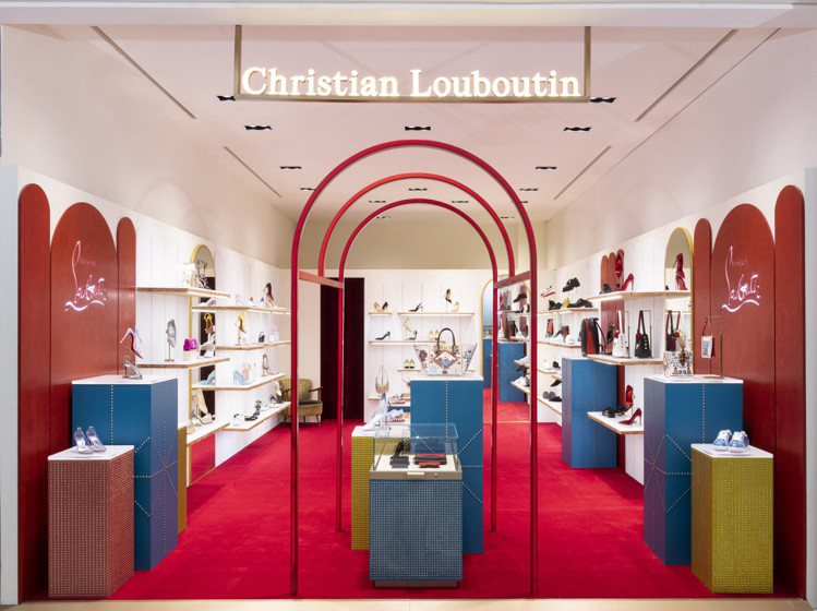 Christian Louboutin在新光三越A9開設了期間限定店，將品牌位於...