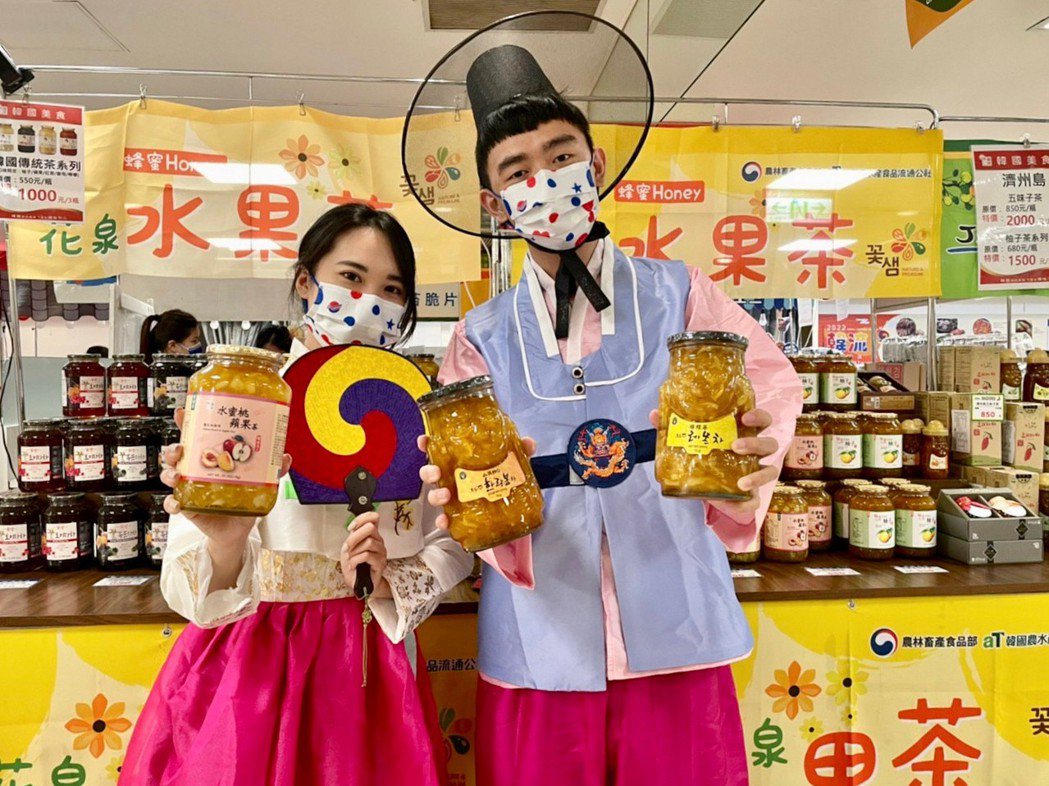 「韓流魅力 盡在遠百」韓國展開跑，柚子茶是長賣商品。業者／提供