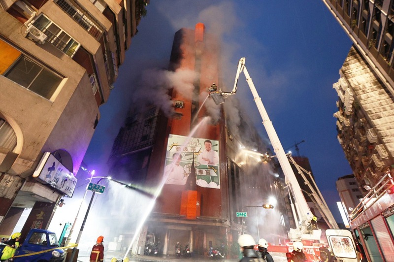 去年10月14日，城中城大樓發生深夜惡火，一夕奪走46條人命，比高雄氣爆案32死還要慘重。圖／聯合報系資料照片