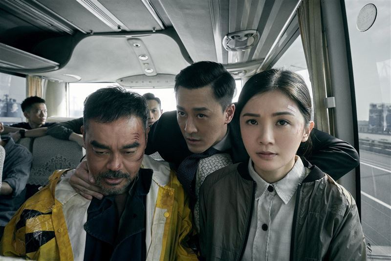 劉青雲(左起)、林峯以及蔡卓妍在「神探大戰」飆戲。圖／華映提供
