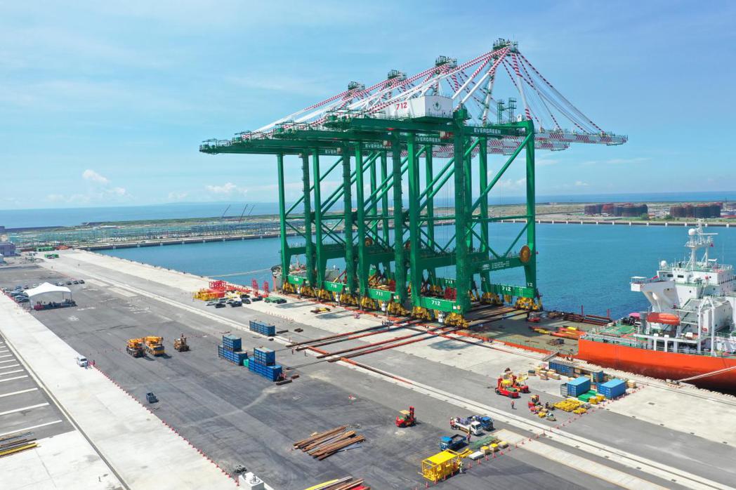 全台首座最大型貨櫃碼頭橋式起重機今日上岸。照片／業者提供