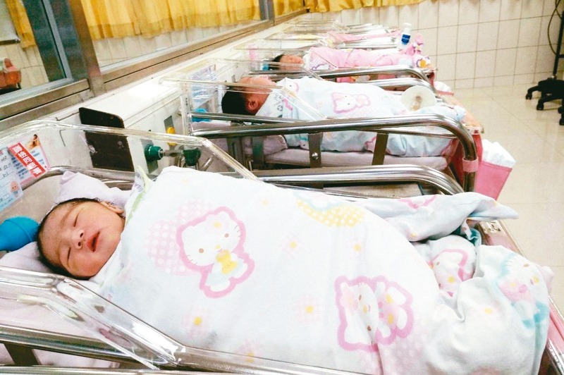 內政部公布今年上半年新生兒為6萬7149人，與去年同期7萬4609人相比，減少7460人。圖／聯合報系資料照片