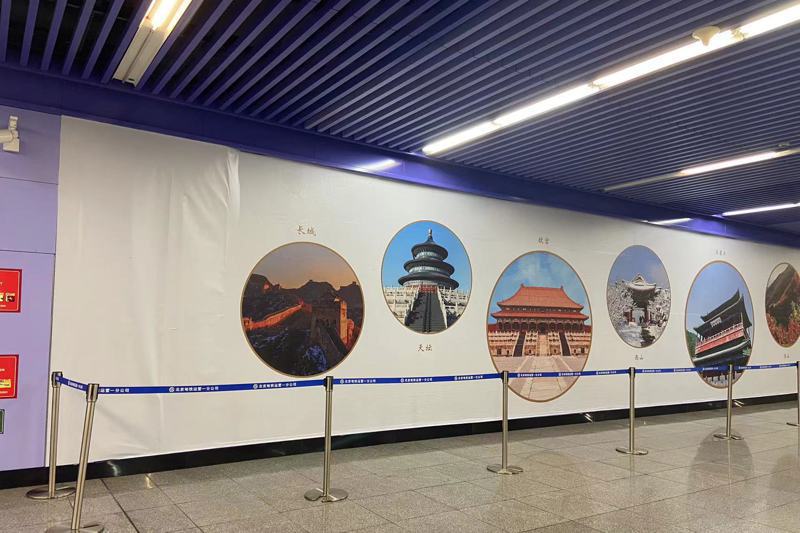 地鐵站壁畫已被印有北京景點的布幕覆蓋。記者陳政錄／攝影