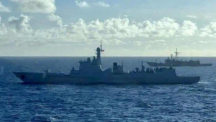 兩岸網路社群今流傳一組照片，宣稱是國軍成功級艦在高雄西南外海緊隨跟監中共解放軍的052C（舷號150）長春艦畫面。圖／翻攝自記者爆料網、網路社群