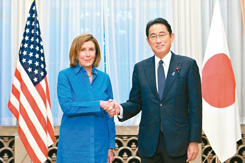 美國眾議院議長裴洛西（左）五日拜會日本首相岸田文雄（右）。（歐新社）