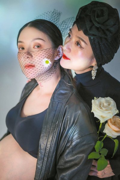 譚艾珍(右)與女兒歐陽靖一起拍攝時尚孕婦照。 圖／譚艾珍提供