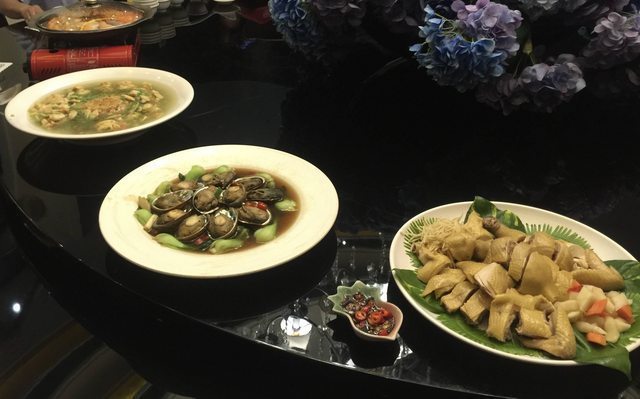 網友分享豪宅內的社區餐廳，菜色多樣。圖擷自PTT