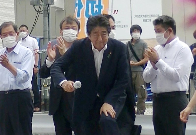 前日本首相安倍晉三（中）準備替參議員候選人助選，但開槍兇嫌山上徹也就站在後方。 歐新社