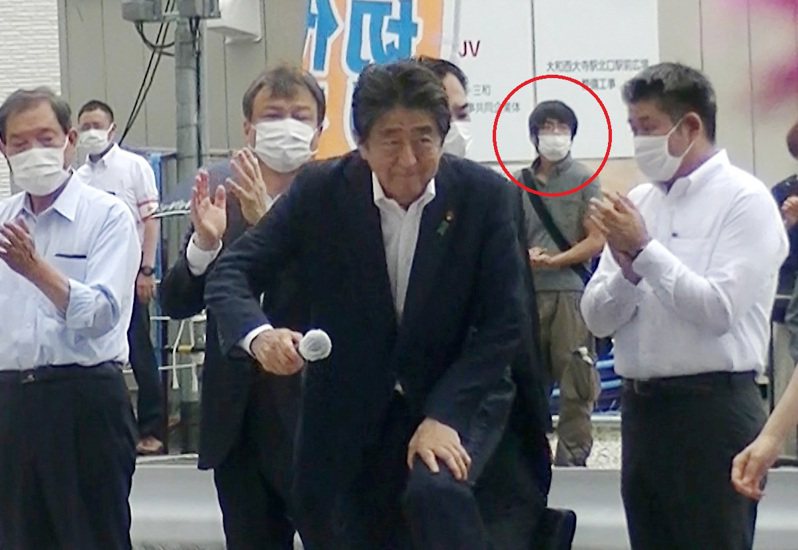前日本首相安倍晉三（中）準備替參議員候選人助選，但開槍兇嫌山上徹也（紅圈處）就站在後方。