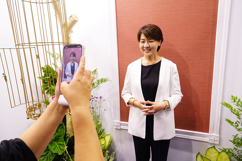 台北副市長黃珊珊支持文創藝術，特參與AR珠寶體驗，經由穿戴虛擬珠寶，配戴已絕版的...