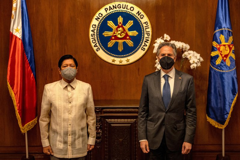中国正在菲律宾附近的台湾周围举行军事演习。美国国务卿布林肯（右）今天与菲律宾总统小马可仕（左）会面，以强化两国「坚实」的联盟。 路透社(photo:UDN)