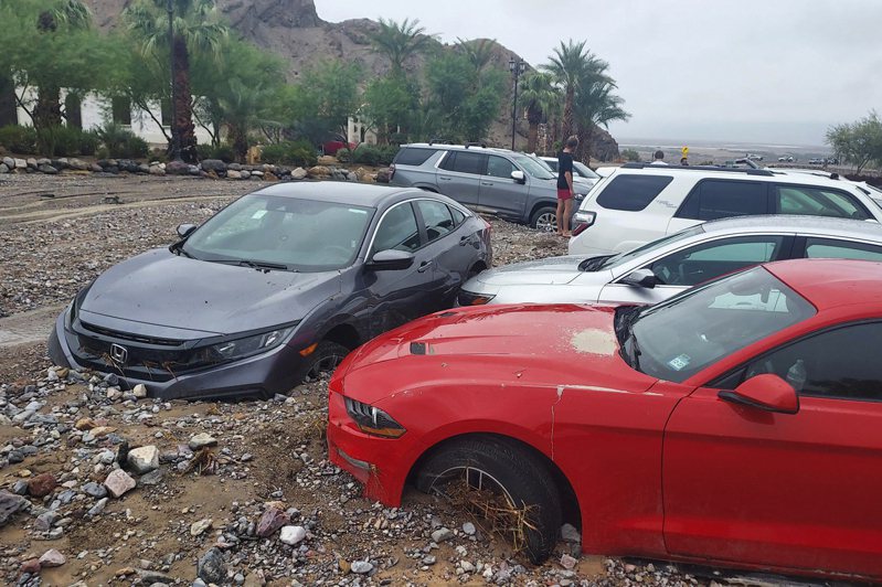 官员表示，美国加州死谷国家公园今天大雨引发山洪爆发，数十车辆被掩埋，导致进出公园的所有道路关闭，约有1000人受困。 美联社(photo:UDN)