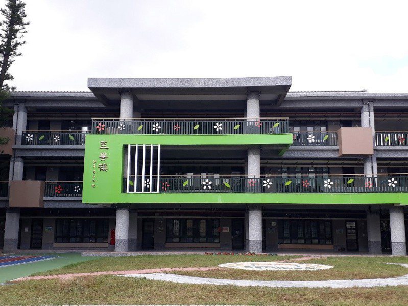 新竹縣石光國小新校舍，用色大量採用在地色彩。圖／教育部提供