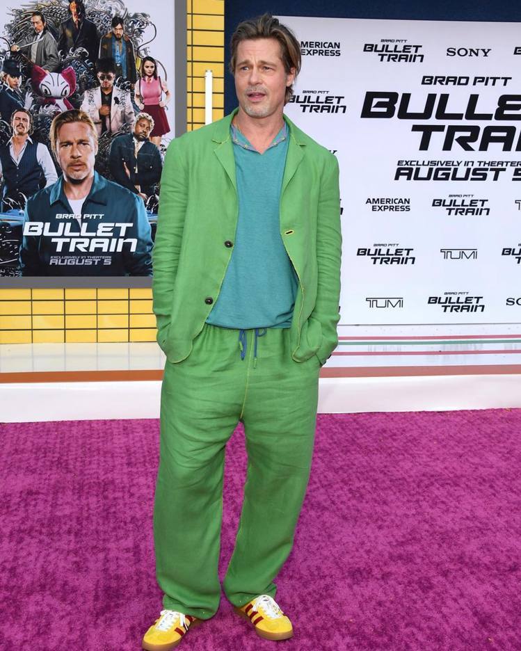 「小布」布萊德彼特出席電影《子彈列車》記者會時，一身柔軟質料的綠色西裝，但腳上鞋...