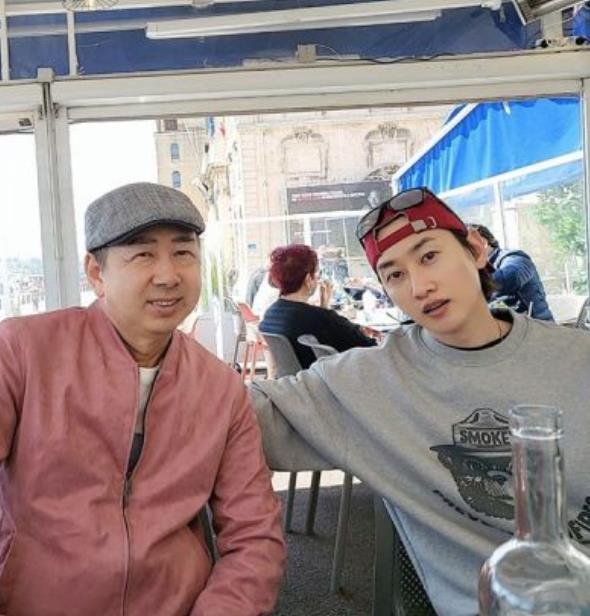 Super Junior成員銀赫（右）和父親感情相當好。圖／摘自IG