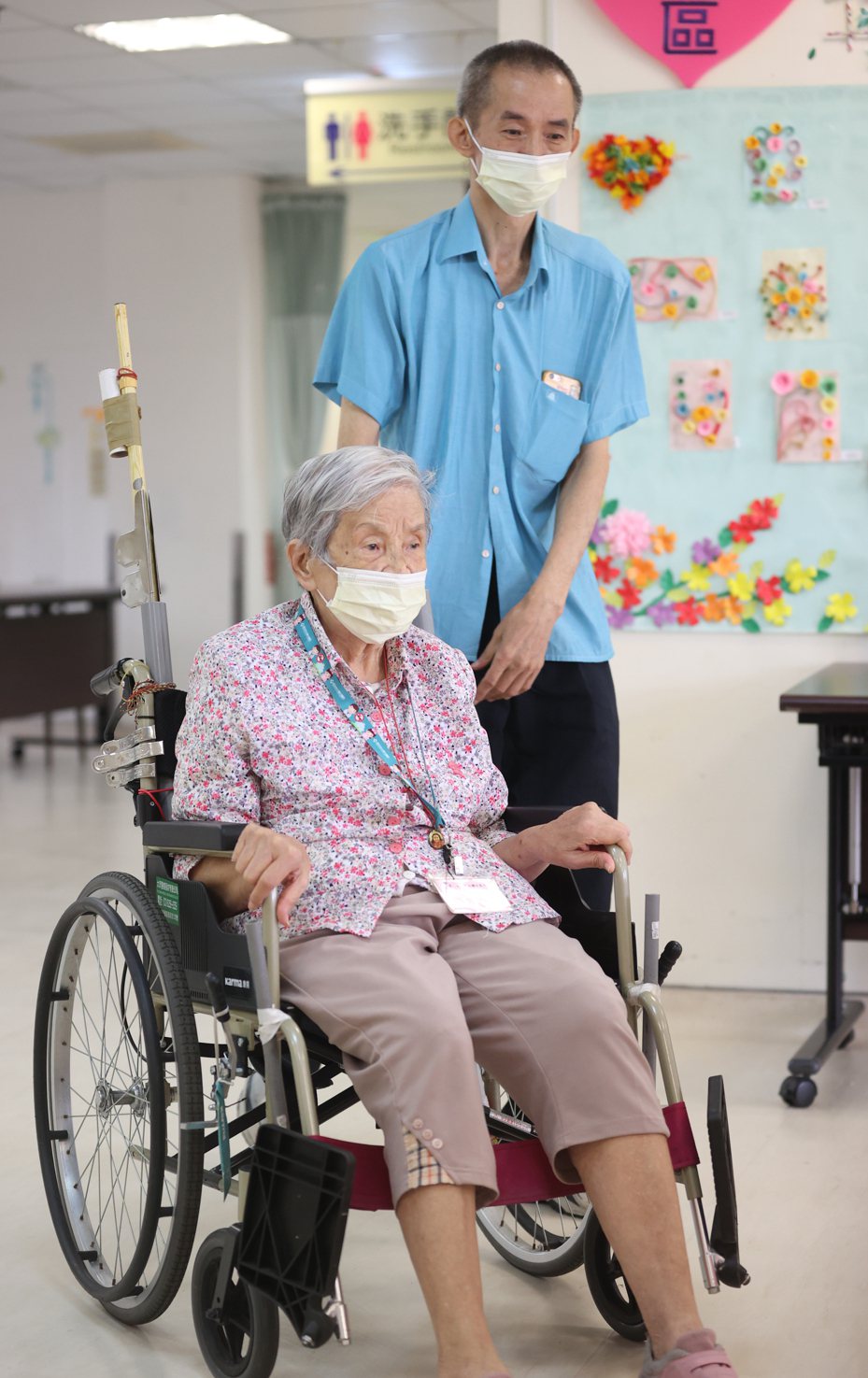 66歲的郭先生（右）長期照顧90歲嚴重失智的媽媽郭老奶奶，郭先生在照顧期間曾一度有想不開的念頭。記者陳正興／攝影