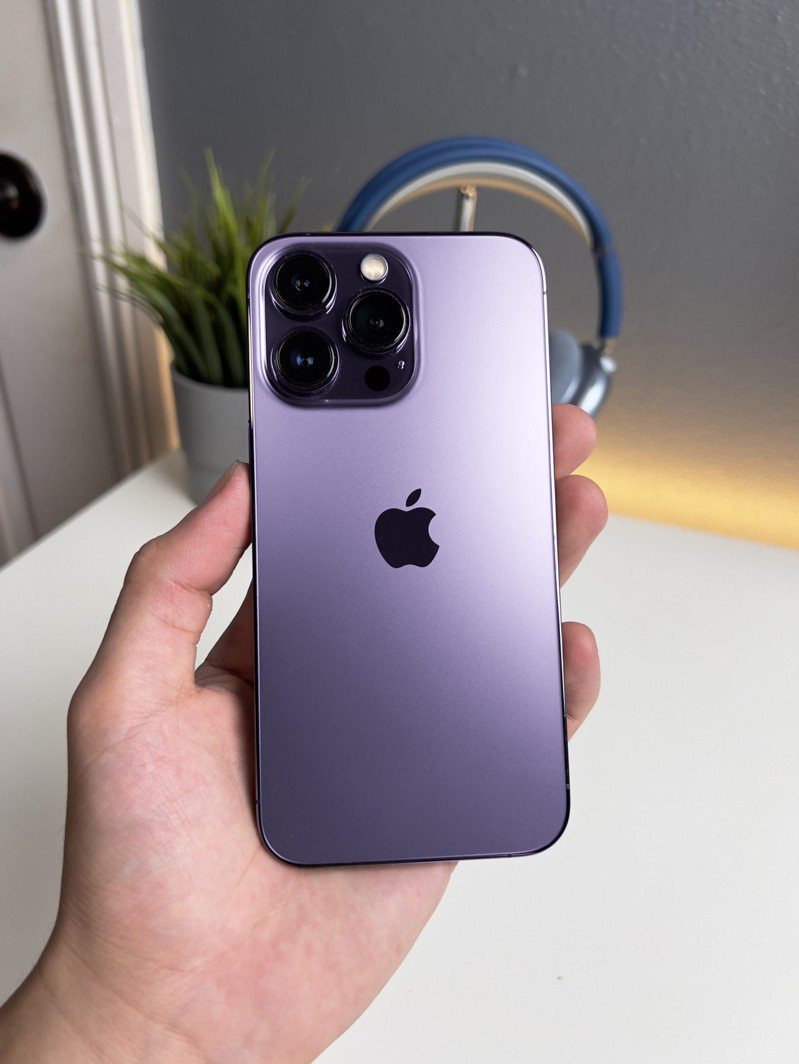 外媒曝光iPhone 14 Pro系列的模型機「紫色」色調，顏色又比渲染圖中的紫色更暗，整體看起來更沉穩。（翻攝自theapplehub推特）