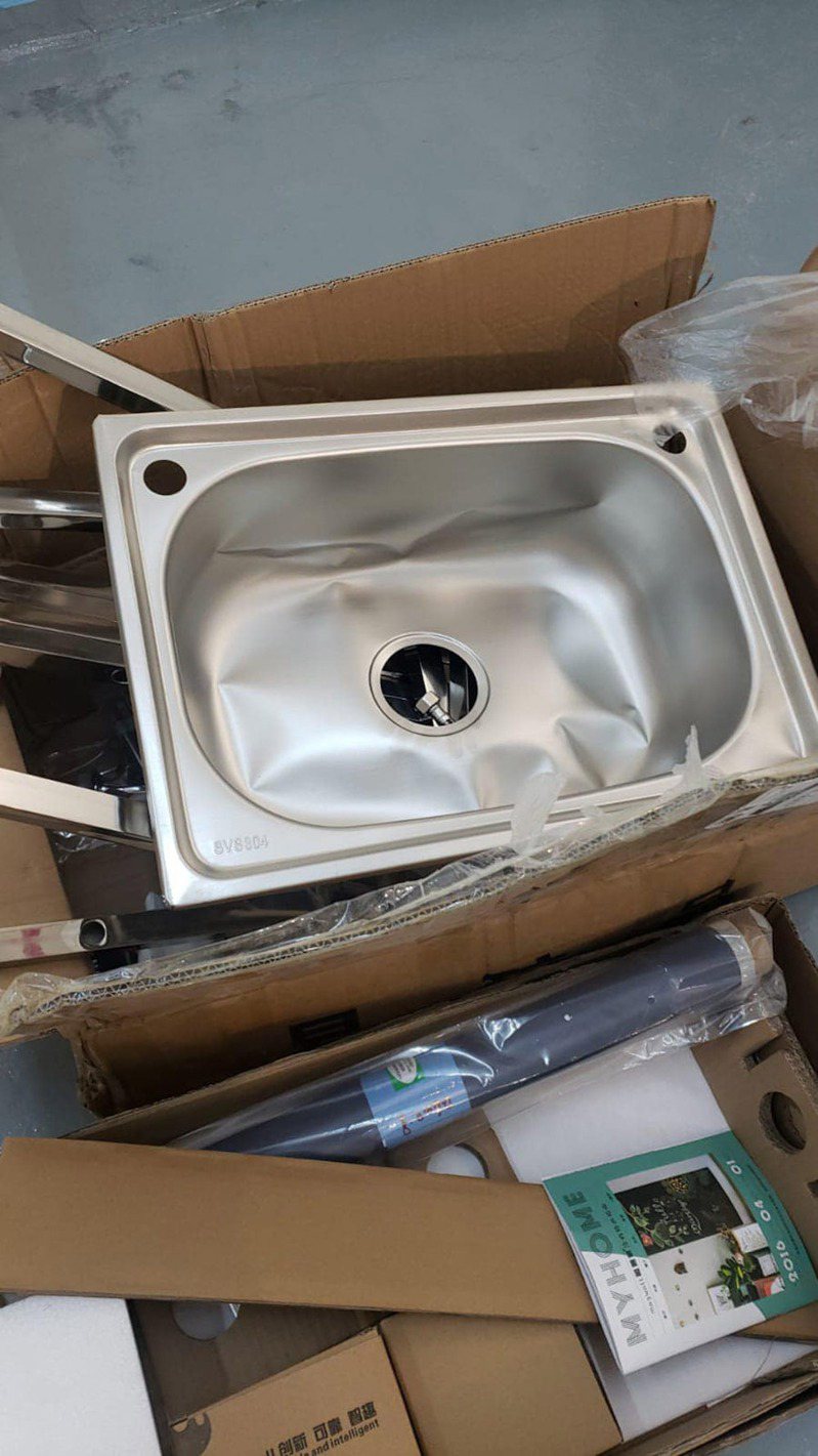 網民在淘寶網買了1個不鏽鋼洗手盆，但實物似「畀人打完」，多處見到凹陷。（fb群組「淘寶開心share」圖片）