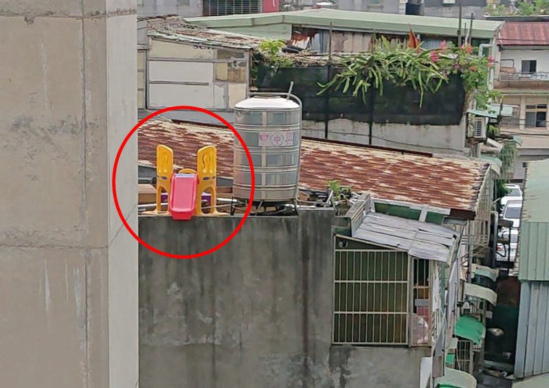 有網友發現板橋一處5樓公寓頂樓被棄置了一個溜滑梯（紅圈處），但仔細看才發現它的滑梯朝向大樓圍牆外側。 圖擷自路上觀察學院