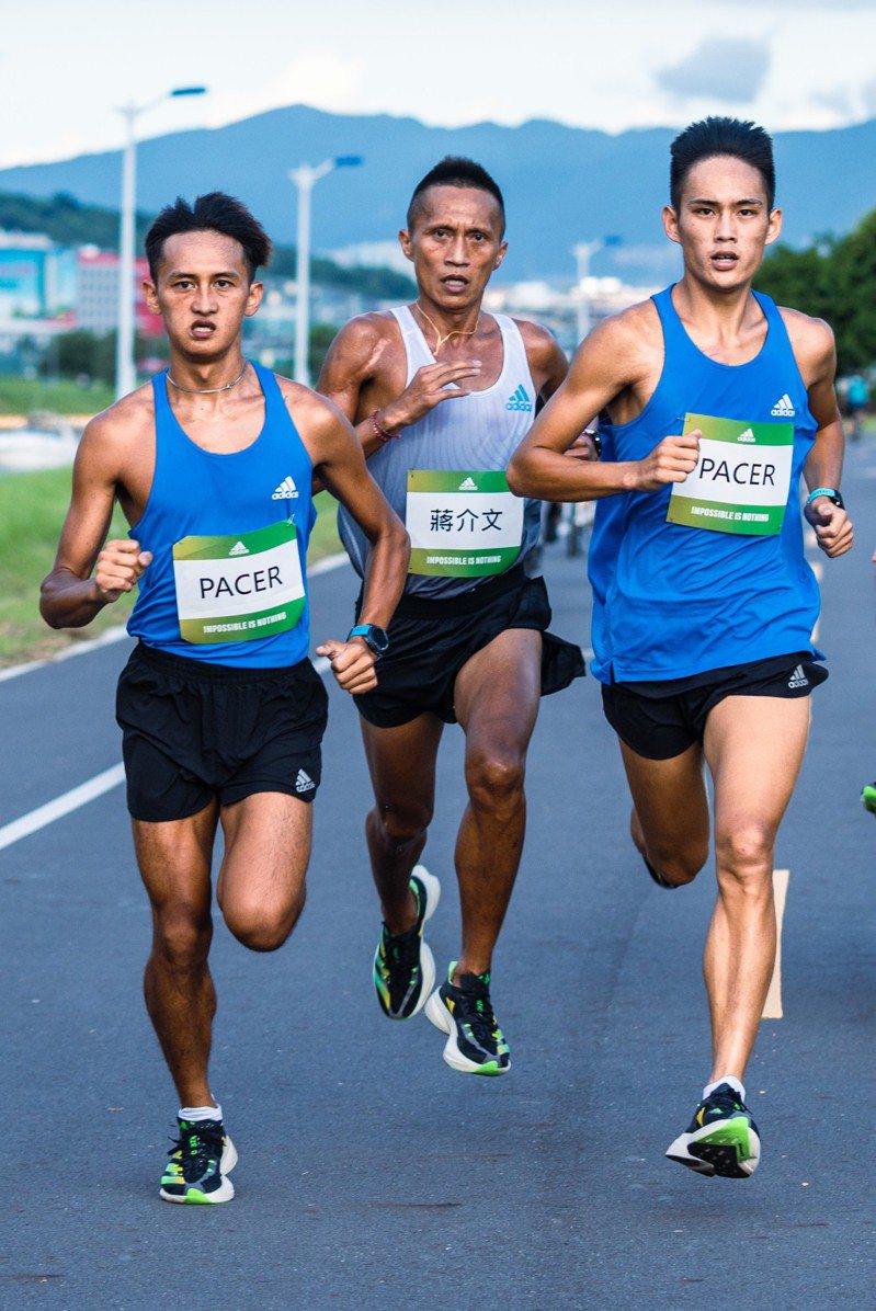 40歲「黑色閃電」蔣介文在測速賽跑出14分54秒。 台灣阿迪達斯提供