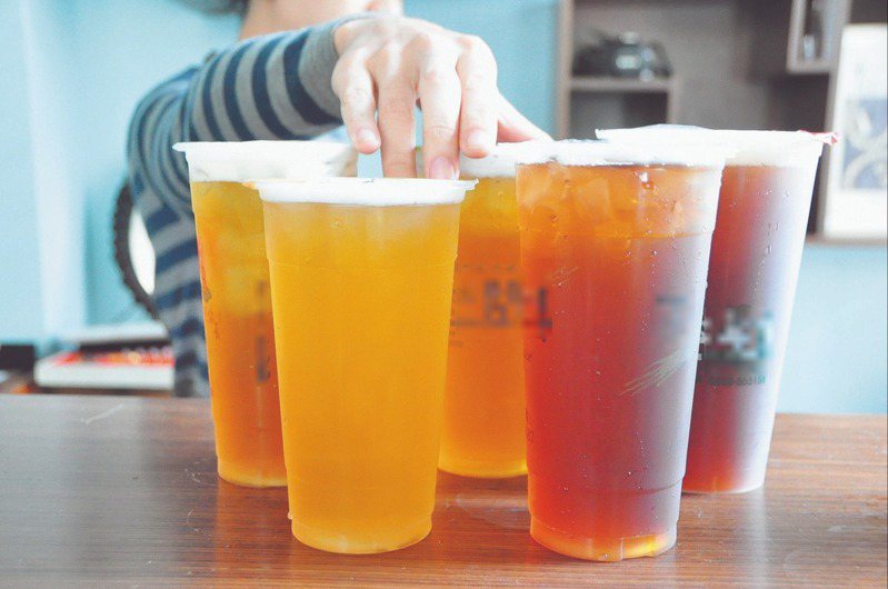 台北市環保局宣布，12月起轄內的連鎖和非連鎖飲料店、咖啡廳等，禁用一次性塑膠杯。 圖／聯合報系資料照