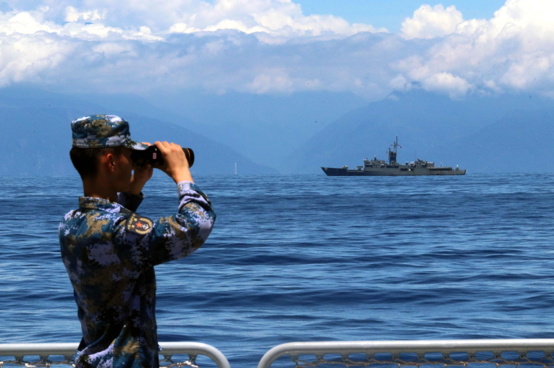 新華社發布解放軍艦艇5日抵近台灣本島演訓的相片，遠方艦艇為我海軍蘭陽號飛彈巡防艦。畫面中，台灣海岸線肉眼已清晰可見。新華社