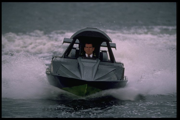 拍品編號24號為1999年《縱橫天下》中海上追逐時追所使用的Q快艇，將代表皮爾斯...