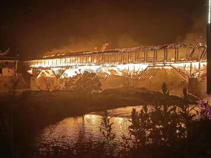 福建萬安橋6日晚大火被燒毀。（澎湃新聞）