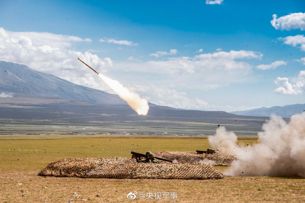 共軍貼出在西藏高海拔山區實彈軍演畫面。取自央視軍事。