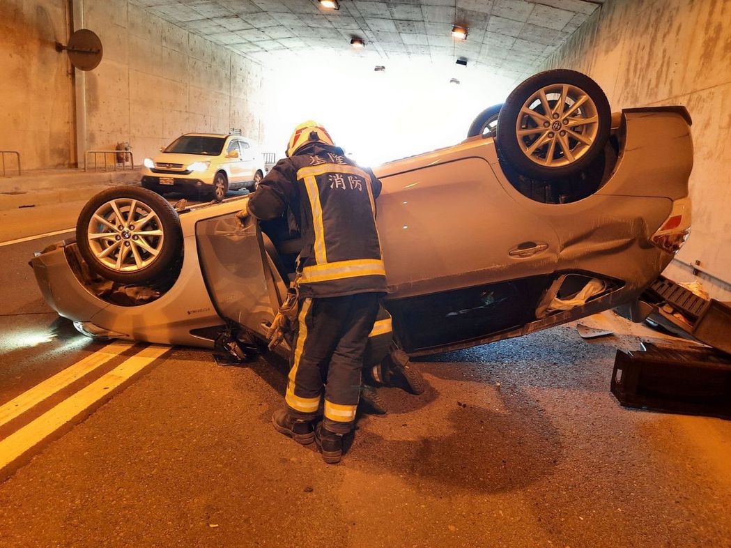 一輛車今午在萬瑞快速道路大埔隧道內，撞擊側壁後翻覆，四輪朝天，車內兩人受傷送醫。...