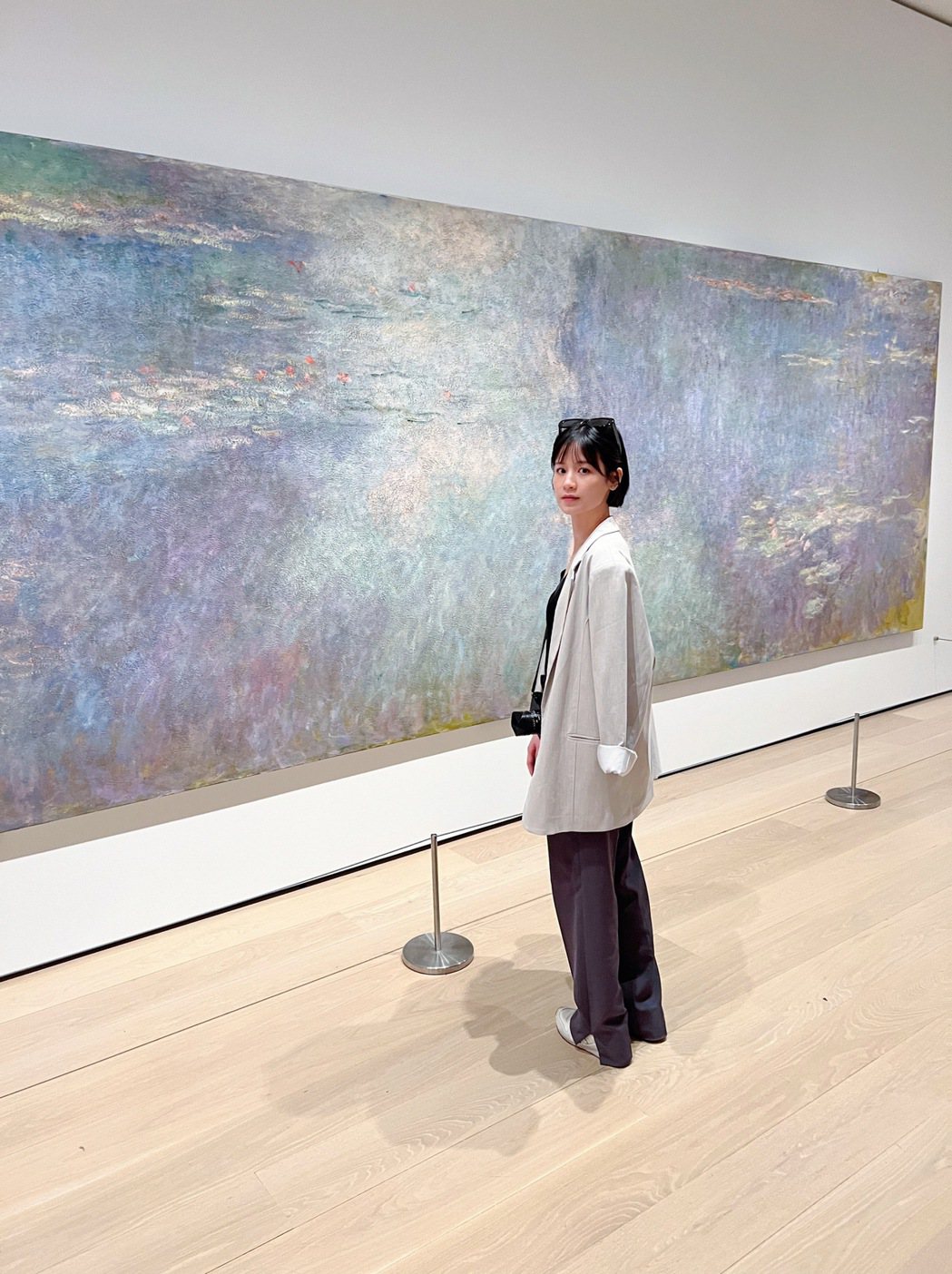袁子芸在美國紐約現代藝術博物館欣賞莫內的名作「睡蓮」。圖／祖與占影像製作提供