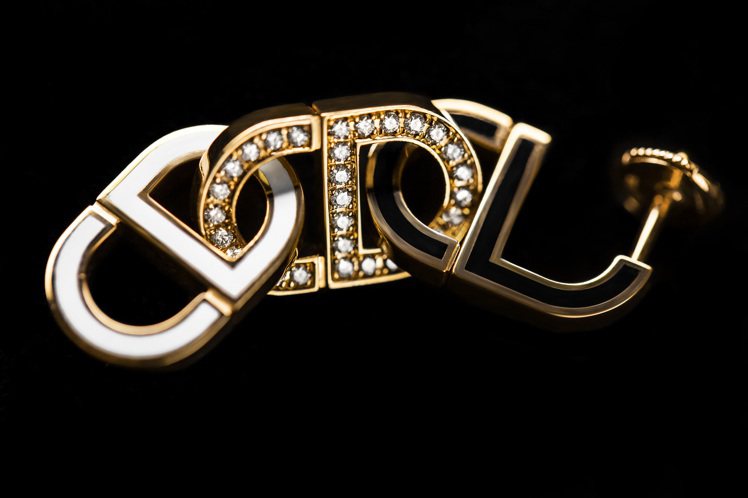 COLOR DIOR鑽石黑白彩漆玫瑰金耳環 ，一對52萬元。圖／迪奧提供